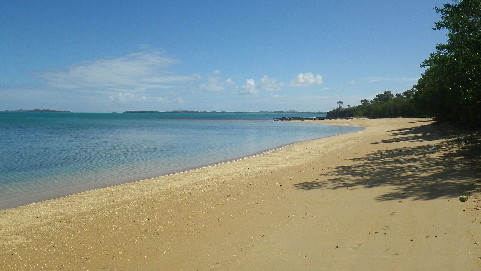Nennon beach near Poum